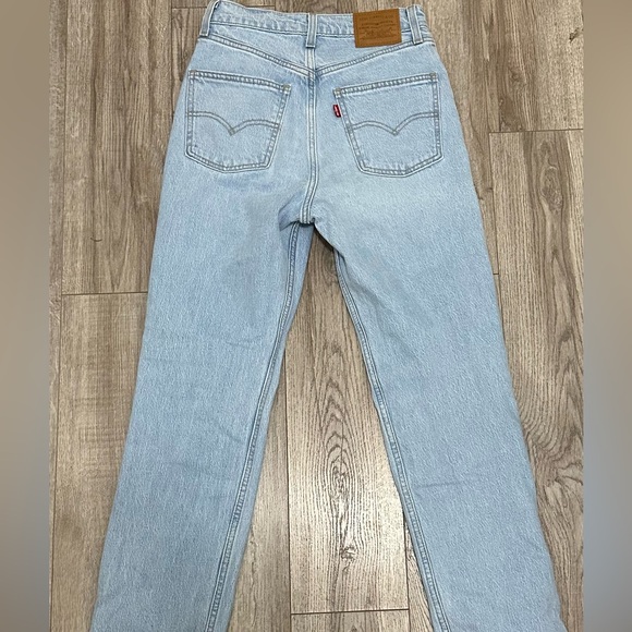 Beautiful light wash Levi’s they are slightly too small on me but super cute ! - Picture 4 of 5